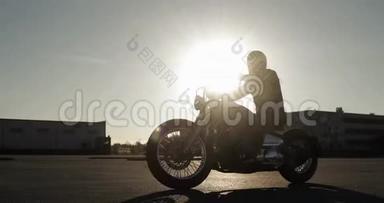 日落时分，骑摩托车的男子骑在城市的路上。